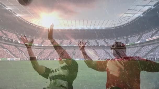 ラグビー選手のアニメーションは 彼らのチームメイトによって解除され スタジアムでボールをキャッチ — ストック動画