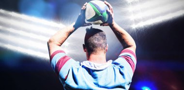 Sahne ışıklarına karşı rugby oyuncusu