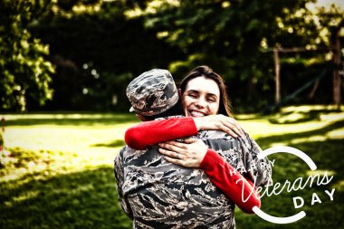 Amerika 'da Gaziler Günü için logo. Kadın partneri kucaklayan askere karşı.