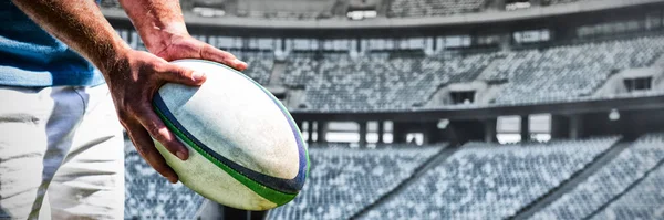 Rugby Gracz Przeciwko Rugby Piłkę Stoisku Stadionie — Zdjęcie stockowe