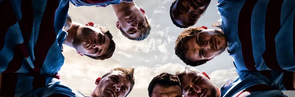 Rugby Oyuncuları Bulutlu Gökyüzü Manzarasına Karşı — Stok fotoğraf