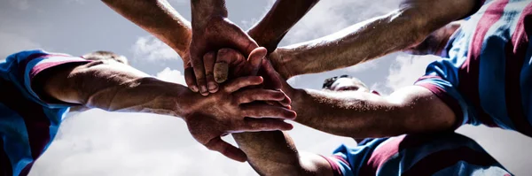 Rugbyspieler Gegen Himmel Und Wolken Einem Sonnigen Tag — Stockfoto