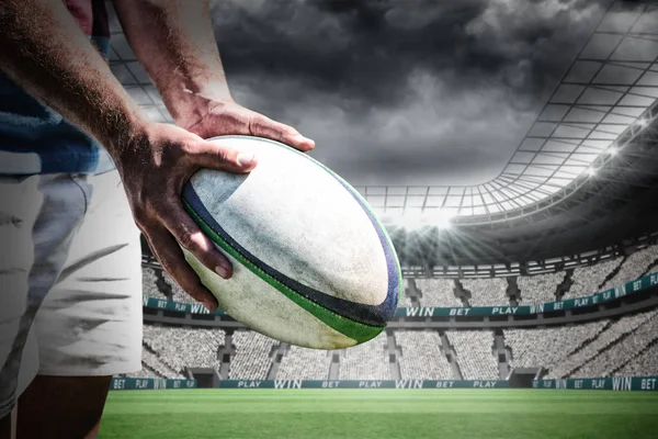 Joueur Rugby Contre Stade Football Sous Ciel Nuageux — Photo