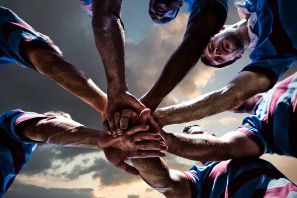 Rugbyspieler Gegen Blauen Und Orangen Himmel Mit Wolken — Stockfoto