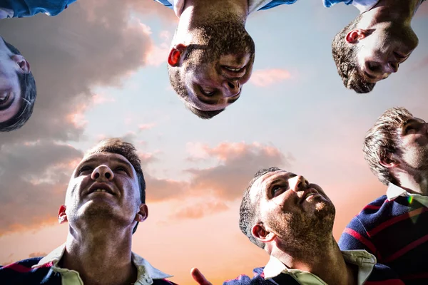 Rugby Pemain Melawan Oranye Dan Biru Langit Dengan Awan — Stok Foto