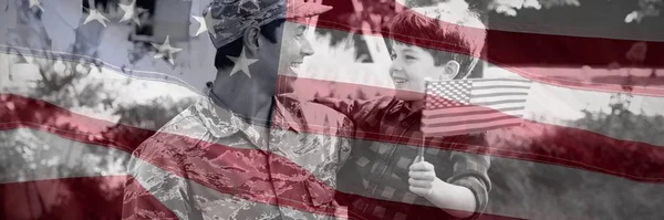 Detailní Záběr Americké Vlajky Proti Vojákovi Synem — Stock fotografie