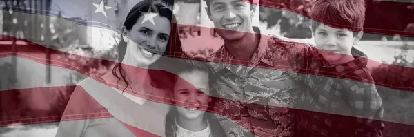 Bir Amerikan Bayrağına Yakın Plan Ailesi Olan Bir Askerin Portresine — Stok fotoğraf