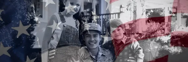 Bir Amerikan Bayrağına Yakın Plan Ailesi Olan Bir Askerin Portresine — Stok fotoğraf