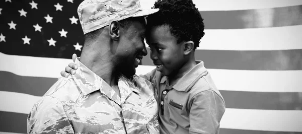 Vista Laterale Vicino Giovane Soldato Afroamericano Maschio Adulto Che Porta — Foto Stock