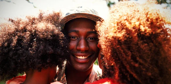 Przez Ramię Widok Młodego Dorosłego Żołnierza Afroamerykanów Obejmującego Jego Młodą — Zdjęcie stockowe