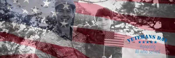 Amerika Gaziler Günü Için Logo Amerikan Bayrağı Oğlu Olan Askere — Stok fotoğraf