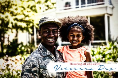 Gaziler günü, kızlarıyla birlikte asker portresine karşı.