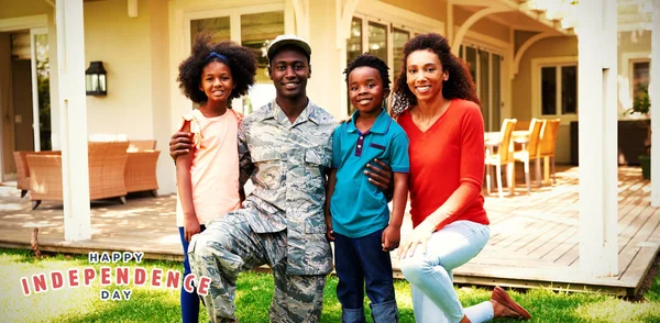 Hyvää Itsenäisyyspäivää Vastaan Sotilas Perheineen — kuvapankkivalokuva