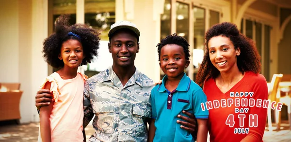 Glad Självständighetsdag Mot Porträtt Soldat Med Familj — Stockfoto