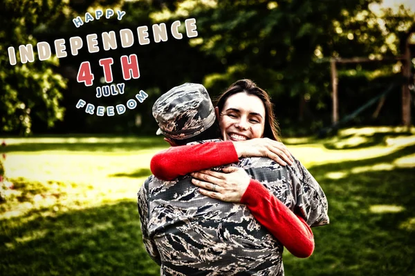 Feliz Dia Independência Contra Soldado Abraçando Parceiro Feminino — Fotografia de Stock