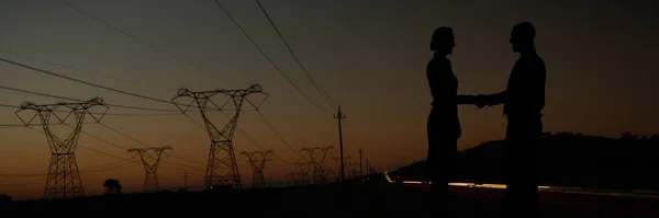 Silhouettes Shaking Hands Evening Electricity Pylon Silhouette — Stock Photo, Image