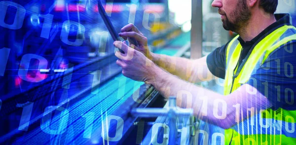 Binärcode Auf Blauer Platine Gegen Fabrikarbeiter Mit Digitalem Tablet Fabrik — Stockfoto