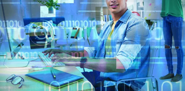 Blaues Technologie Design Mit Binärem Code Gegen Porträt Männlicher Führungskräfte — Stockfoto