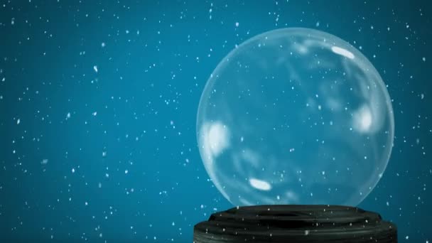 用蓝色背景下降雪的圣诞雪球描绘冬季风景 — 图库视频影像