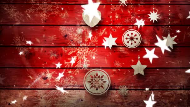 背景の赤い木の板に雪の結晶が落下し クリスマスの装飾と冬の風景のアニメーション — ストック動画