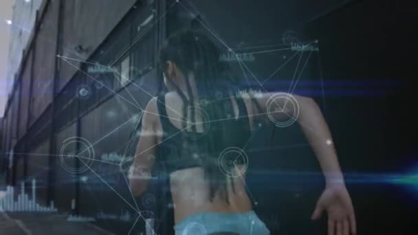 Animation du traitement des données avec vue arrière d'une jeune femme qui court dans une ville en arrière-plan 