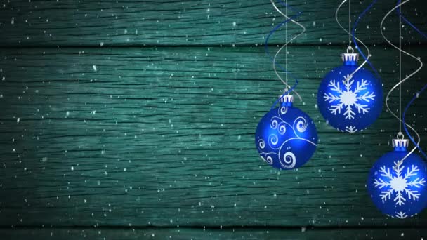 Анимация Падения Снега Рождественские Украшения Тремя Голубыми Безделушками Синем Фоне — стоковое видео