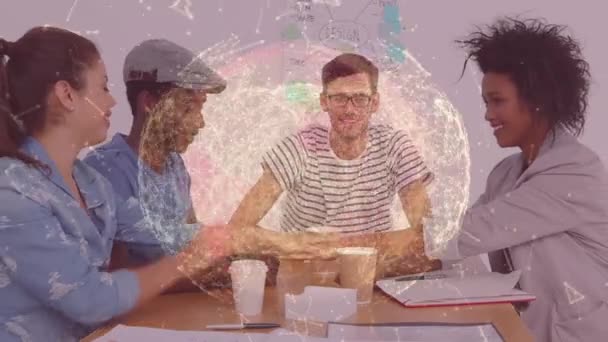 Animation de globe-trotter avec un groupe diversifié de jeunes collègues de bureau, hommes et femmes, se serrant la main, souriant et célébrant le succès en arrière-plan