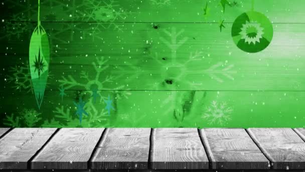 圣诞快乐 字样的动画化 用白色书写 覆盖冬季风景 雪花飘扬 背景为绿色木板装饰圣诞 — 图库视频影像