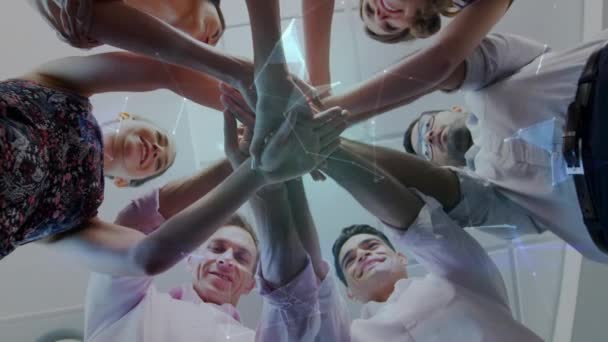 Animación Grupo Trabajadores Oficina Apilándose Las Manos Con Globo Girando — Vídeos de Stock