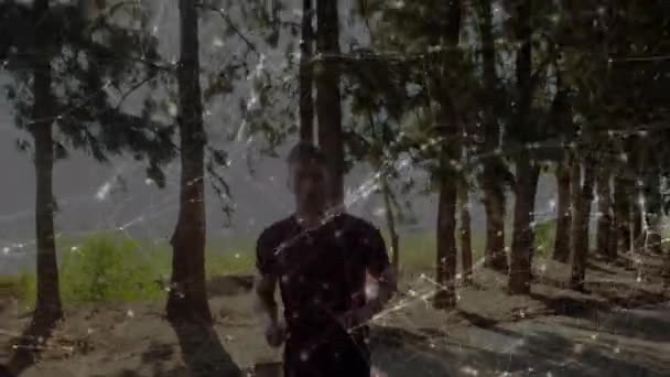 Анімація Обробки Даних Молодим Кавказьким Чоловіком Який Біжить Лісі Задньому — стокове відео