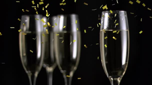 Animering Jordgubbar Faller Full Champagneglas Med Ytterligare Tre Champagneglas Och — Stockvideo