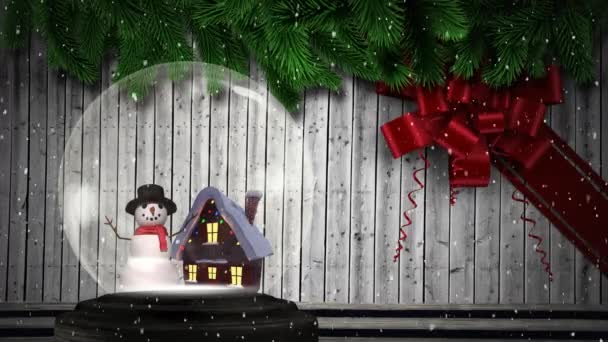 家や雪男と雪の中でクリスマスの雪の地球のアニメーションや背景に木製の板とモミの木や赤いリボンで落下 — ストック動画