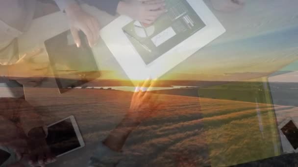 Animation d'une vue aérienne d'un groupe de collègues de bureau, hommes et femmes, agitant leurs mains et célébrant le succès avec le coucher du soleil à l'arrière-plan