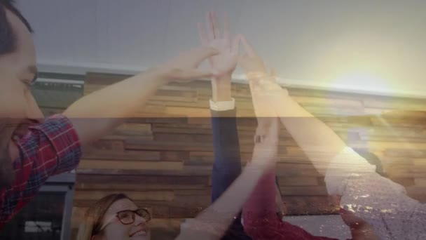 Bir Grup Kadın Erkek Ofis Arkadaşının Beşlik Çakması Gülümsemesi Başarıyı — Stok video