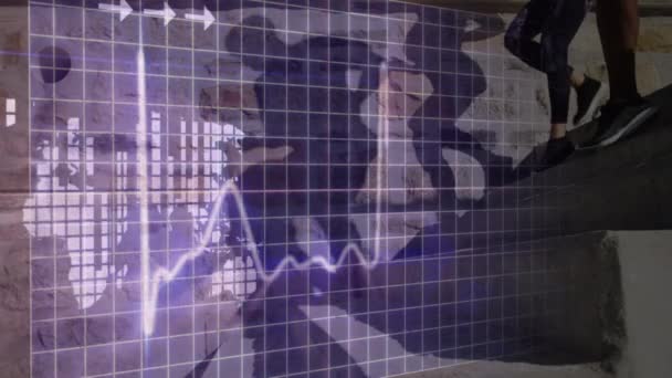Анимация Монитора Сердцебиения Низкой Секцией Двух Человек Бегущих Ступенькам Городе — стоковое видео