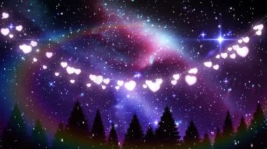 Kış manzarasının ışıldayan Noel ışıklarıyla animasyonu, gece gökyüzü Aurora Borealis, köknar ağaçları ve arka planda düşen kar.