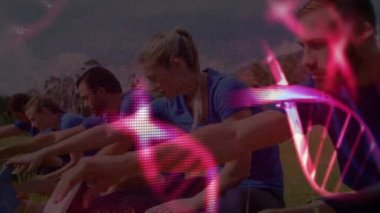 Parlak pembe DNA tasarımı fit insanların egzersiz klipsinin üstüne örtülmüş. Sağlıklı yaşam tarzı ve fiziksel aktivite kavramı.