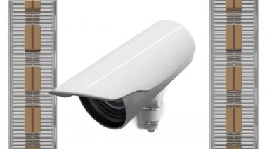 Çevrede hareket eden CCTV kamerasının animasyonu ve beyaz arkaplandaki taşıma bantlarındaki karton kutuların sıraları