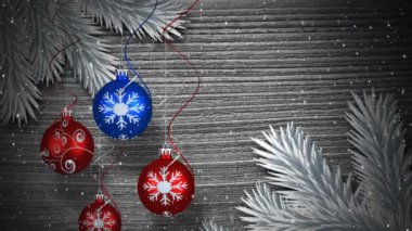 Kar tanelerinin düştüğü kış manzarasının canlandırılması, köknar ağacının dalları ve arka planda gri ahşap tahtaların üzerinde Noel mücevherleri.