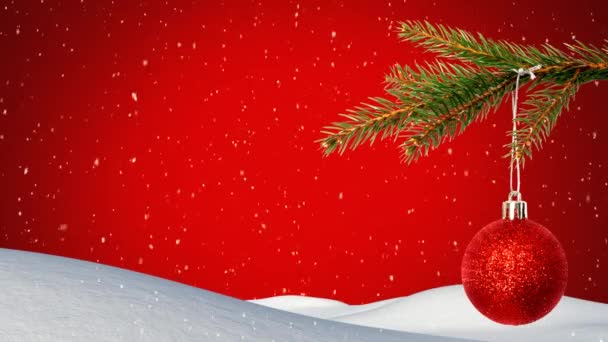 红色背景上挂着红色易碎圣诞装饰品的降雪动画 — 图库视频影像