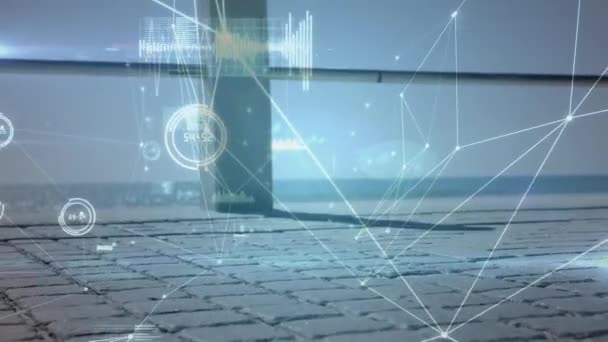 Animation du traitement des données et réseau de connexions avec une partie basse de l'homme et de la femme courant au bord de la mer en arrière-plan 