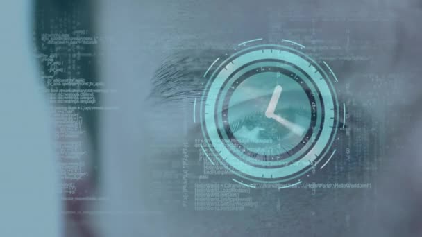 Animation de l'horloge se déplaçant rapidement avec le traitement des données et l'oeil clignotant d'un homme en arrière-plan 