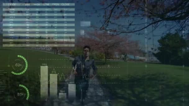 배경에 보이는 공원에서 조깅하고 남자와 데이터 — 비디오