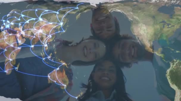 Çeşitli Arkadaş Grubunun Düşük Açılı Görünüm Animasyonu Frogeround Dünya Haritasıyla — Stok video