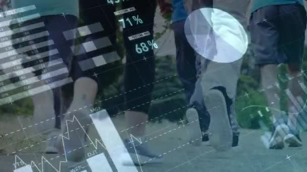 Animation du traitement des données avec vue arrière d'un groupe de personnes courant sur un trottoir dans une ville en arrière-plan 