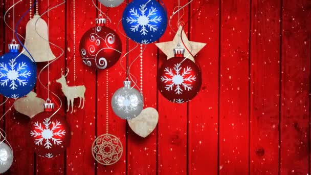 Animación Nevadas Decoraciones Navideñas Con Adornos Sobre Fondo Rojo Madera — Vídeos de Stock