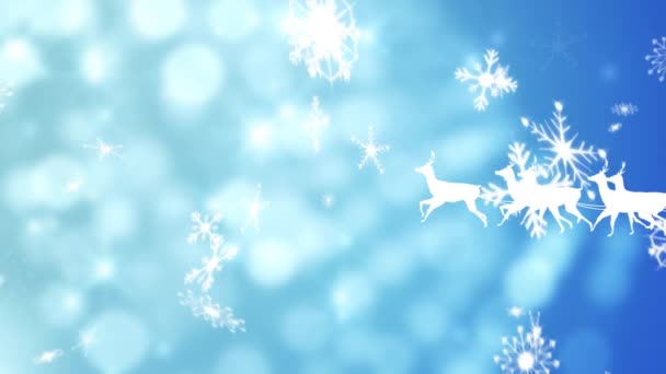 圣诞期间 驯鹿从右到左拉着雪橇上的圣诞老人的白色肖像 雪下着 蓝色背景上的光斑分散了 — 图库视频影像