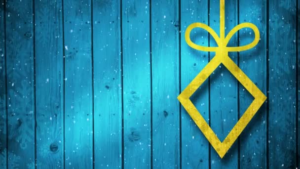 背景には青い木の板に雪の結晶が落ち 黄色のクリスマスの装飾が施された冬の風景のアニメーション — ストック動画
