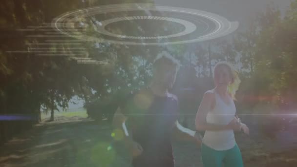 背景にある公園を走っている若い白人男性と女性とのDna鎖とデータ処理のアニメーション — ストック動画