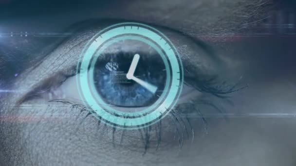 Animation de l'horloge se déplaçant rapidement avec le réseau d'icônes de personnes avec un oeil clignotant d'une femme en arrière-plan 